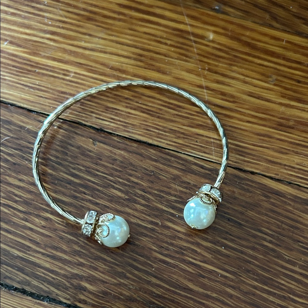 Elegant Gold and Pearl Women's Bracelet